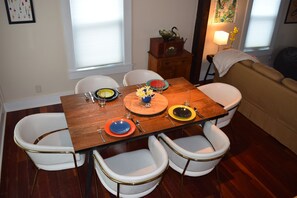 Dining - Adorable 3-bedroom cottage in peaceful Newbury perfect for relaxing getaway (Newbury)