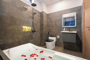 Familjerum för fyra - utsikt mot poolen | Badrum