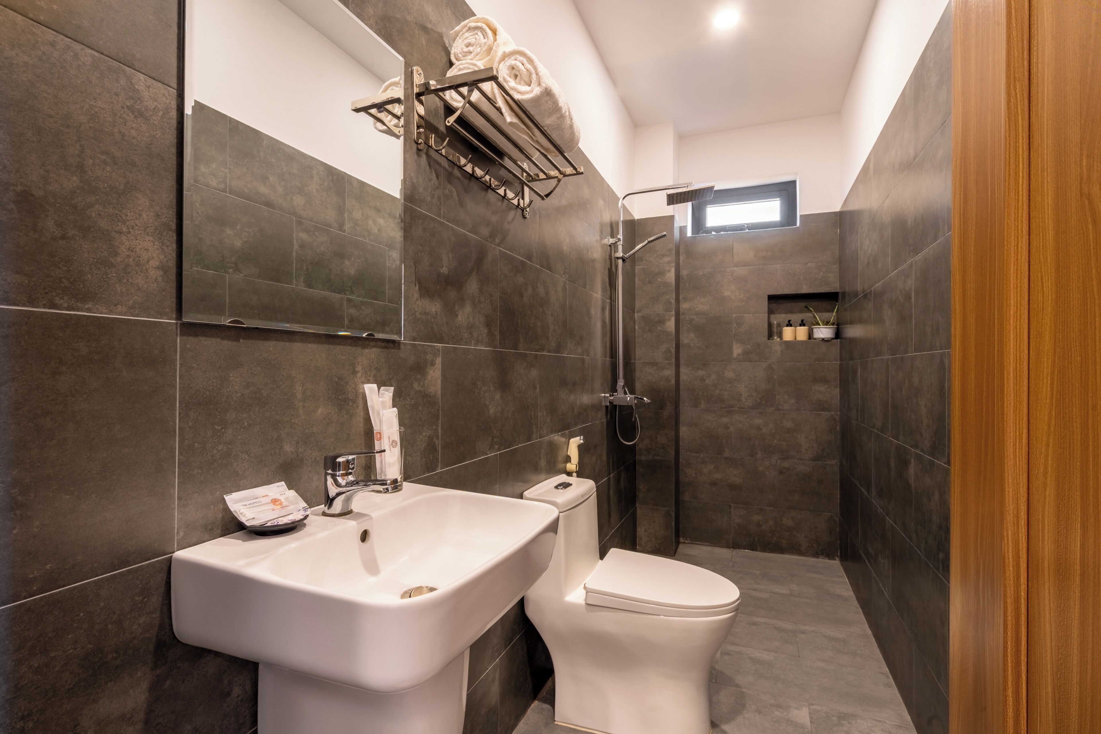 Standard Double Room, Garden View | Bathroom | Free toiletries, hair dryer, bathrobes, towels