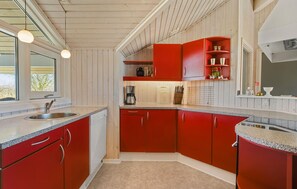 Fridge, microwave, oven, stovetop - Lovely home in Otterup with sauna (Otterup)