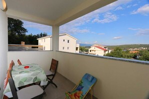 Outdoor dining - Apartment Samsa Mirica (56035-A1) (Čižići - island Krk)
