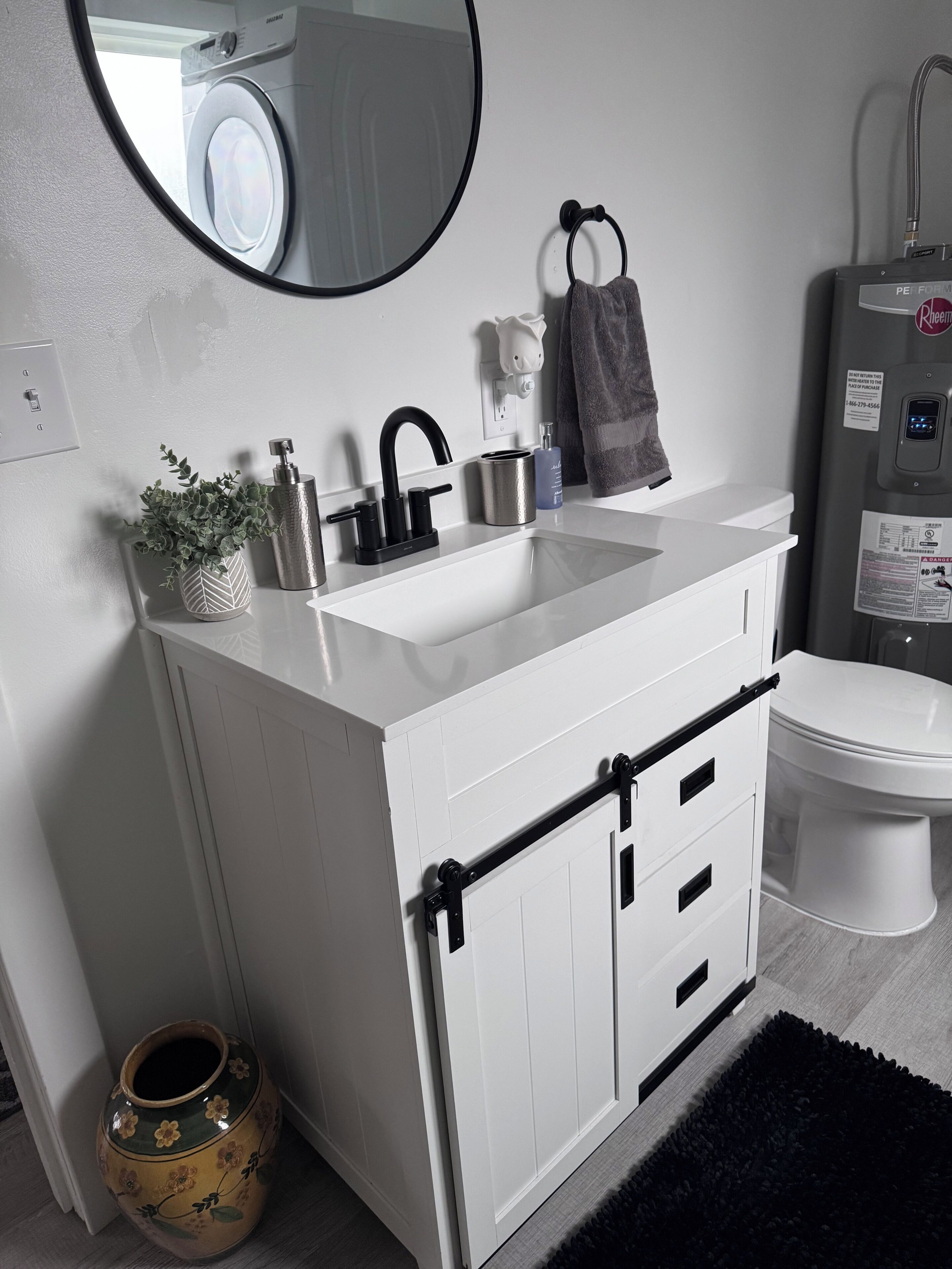 Een bubbelbad, handdoeken, toiletpapier