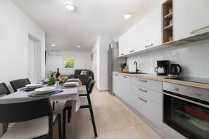 Fridge, coffee/tea maker, cookware/dishes/utensils, dining tables - Apartment Boska Soline (Soline)
