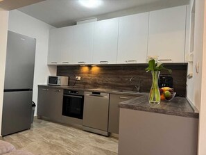 Fridge, coffee/tea maker, cookware/dishes/utensils, dining tables - Apartment Matičić (10007-A2) (Šilo)