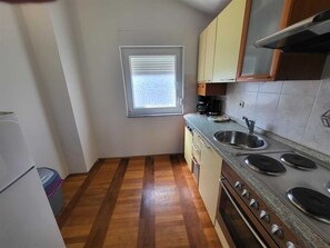 Fridge, coffee/tea maker, cookware/dishes/utensils, dining tables - Apartment Oli Soline nr 4 (Soline)