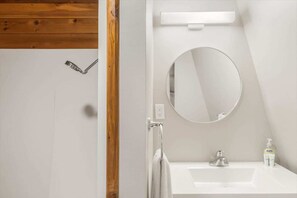 Shower, hair dryer - Secluded Greenwater Cabin | Loft | Dogs OK (Enumclaw)