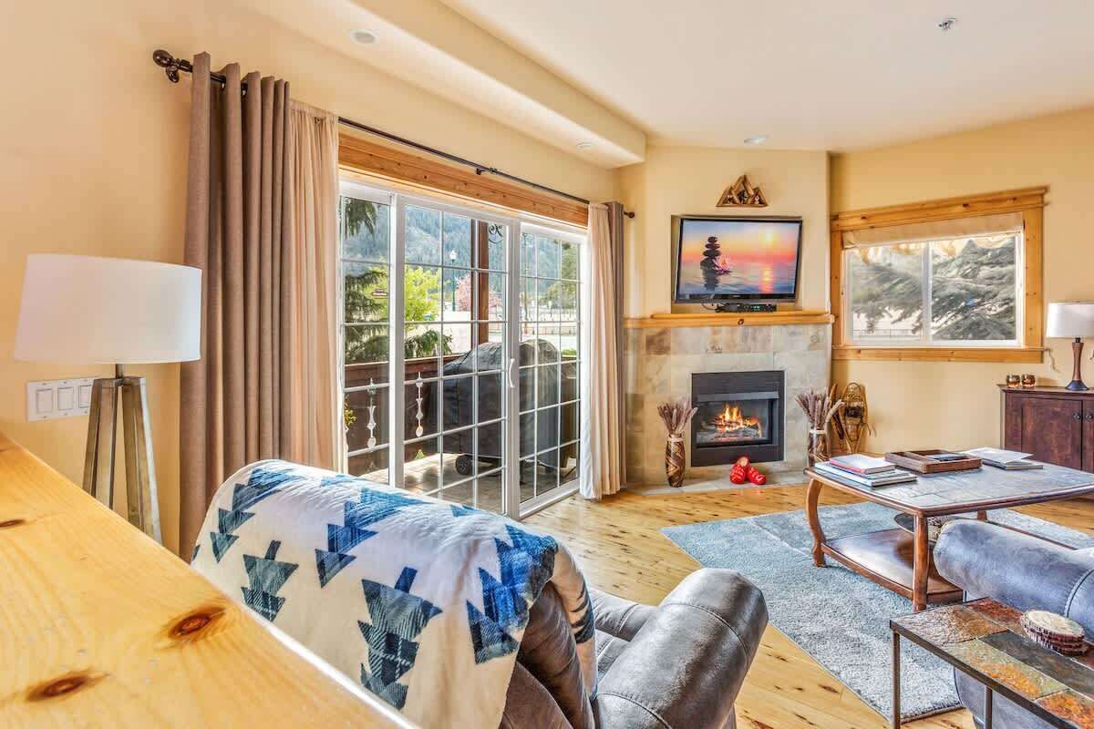 TV, fireplace, offices