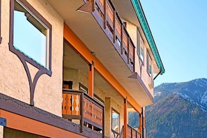 Exterior detail - Leavenworth Luxury Condo | Fireplace | Porch & BBQ (Leavenworth)