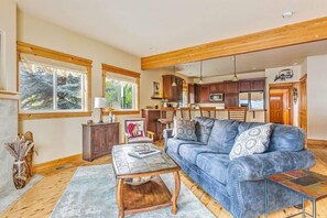 TV, fireplace, offices - Leavenworth Luxury Condo | Fireplace | Porch & BBQ (Leavenworth)