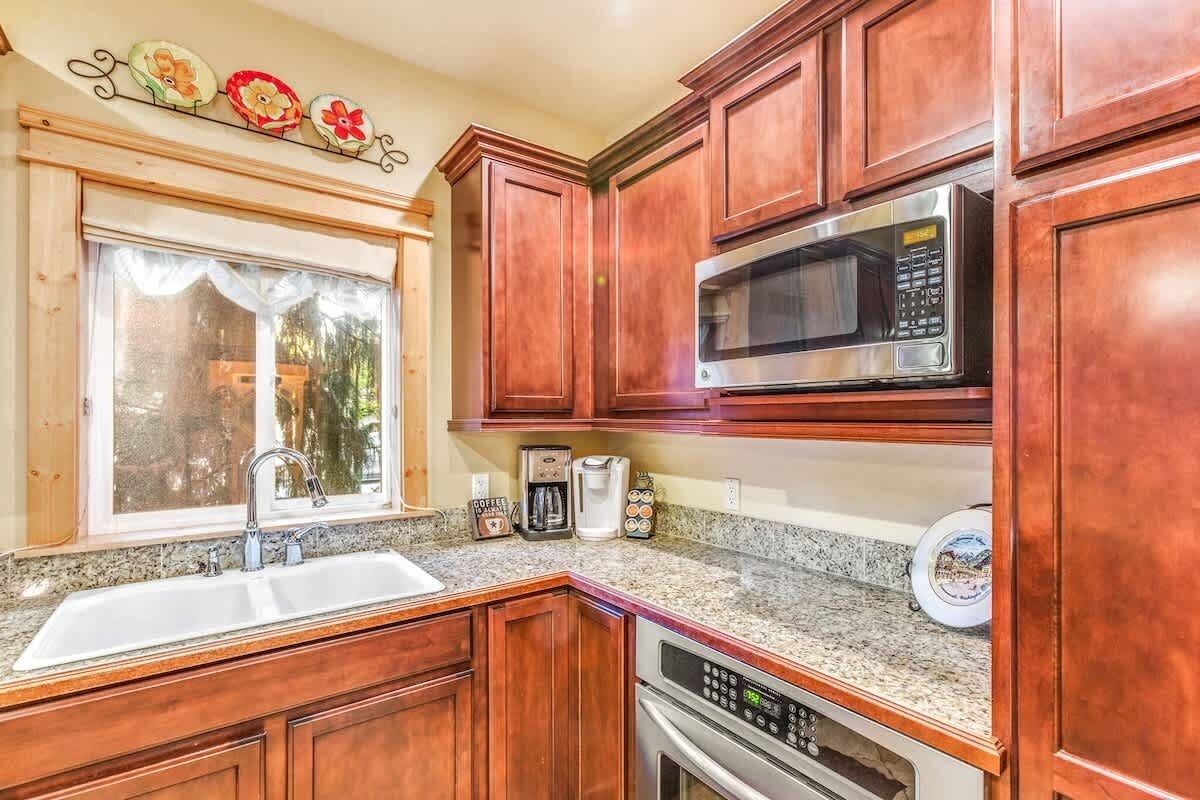 Fridge, oven, dishwasher, coffee/tea maker