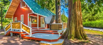 Riverside cabin near Mount Rainier with hot tub!