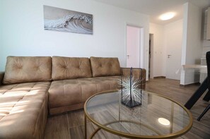 TV, books - Apartment Mrakovcic Mirjana gold (Šilo)