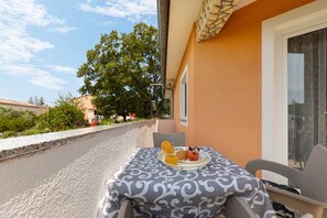Outdoor dining - Apartment Adela bijeli (Polje)