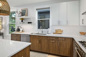 Fridge, microwave, oven, stovetop - 4BR Forest View, Game Room, Hot Tub, Firepit, BBQ (Cle Elum)