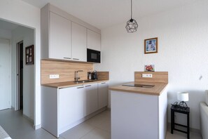 Kühlschrank, Mikrowelle, Ofen, Geschirrspüler