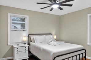 3 habitaciones, tabla de planchar con plancha, wifi y ropa de cama 