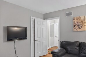 Interior - Thunderbolt Coastal Cottage (Thunderbolt)