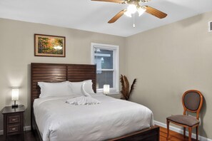 Room - 3-bedroom cottage in fabulous Thunderbolt with cool vibes (Thunderbolt)