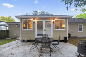 Outdoor dining - 3-bedroom cottage in fabulous Thunderbolt with cool vibes (Thunderbolt)