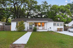 Exterior - 3-bedroom cottage in fabulous Thunderbolt with cool vibes (Thunderbolt)
