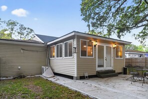 Exterior - Thunderbolt Coastal Cottage (Thunderbolt)