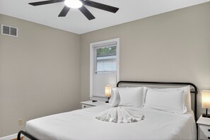 3 habitaciones, tabla de planchar con plancha, wifi y ropa de cama 