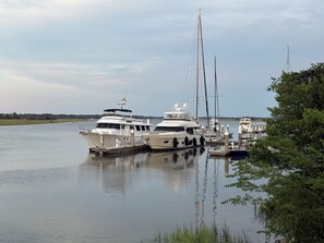 A marina with several yachts docked. - Thunderbolt Coastal Cottage (Thunderbolt)