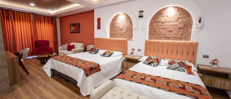 Suite superior, varias camas | Minibar, escritorio, espacio para trabajar con laptop y wifi gratis