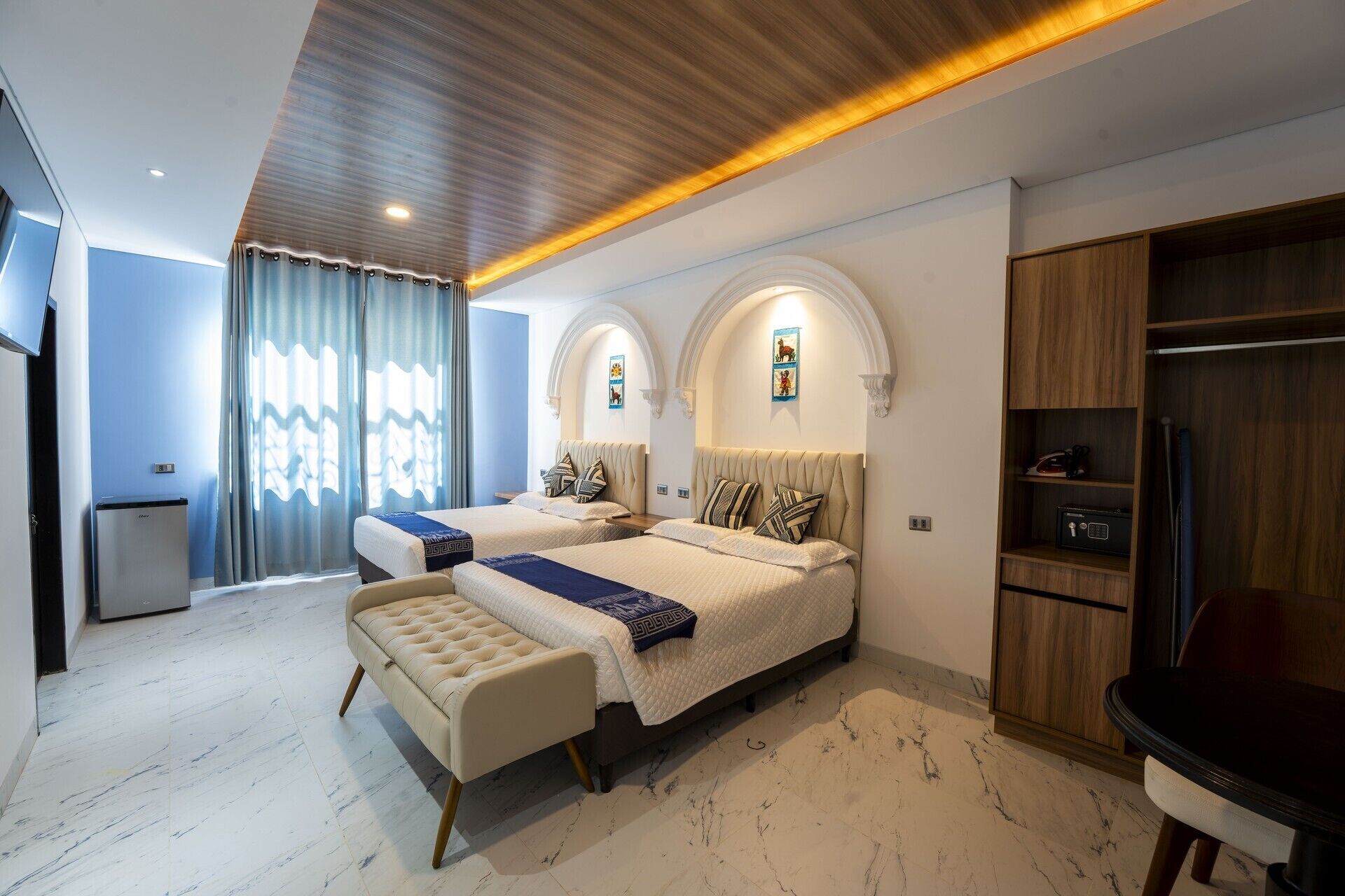 Suite, Berbilang Katil | Bar mini, meja, ruang kerja komputer riba, Wi-fi percuma 