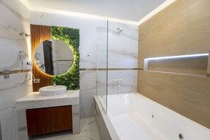 Suíte superior, várias camas | Banheiro | Chuveiro/banheira combinados, secador de cabelo, toalhas de banho 