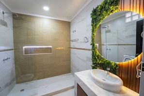 Suíte, várias camas | Banheiro | Chuveiro/banheira combinados, secador de cabelo, toalhas de banho 