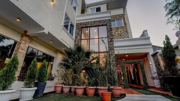 المنشأة من الخارج