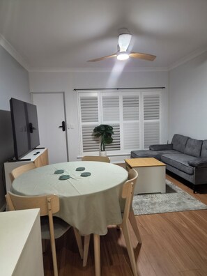 Dining - Modern Semaphore Vibe - Close to the Coast (Semaphore)