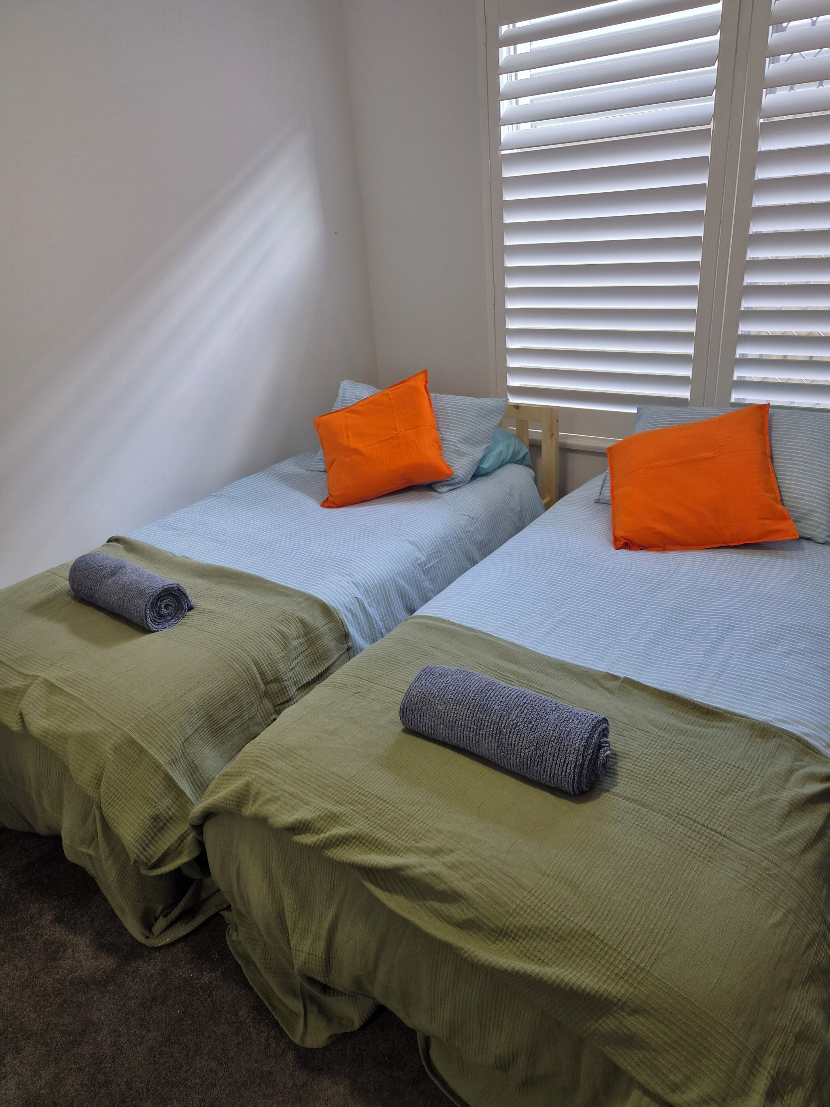 2 habitaciones, tabla de planchar con plancha, wifi y ropa de cama 