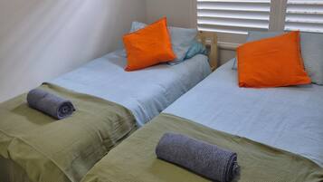 2 habitaciones, tabla de planchar con plancha, wifi y ropa de cama