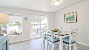 Dining - Island LakeHouse - Spacious 3-bedroom Waterfront home in Shelton (Shelton)