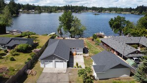 Um bairro residencial com casas, um lago e um cais.