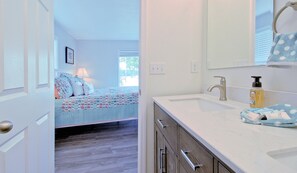 Shower, hair dryer, towels, soap - Island LakeHouse - Spacious 3-bedroom Waterfront home in Shelton (Shelton)