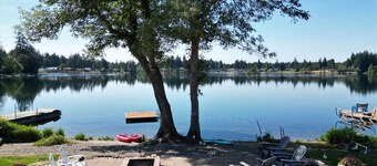Island LakeHouse - Spacious 3-bedroom Waterfront home in Shelton