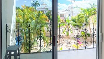 Apartment, 1 King Bed, Kitchen, Garden View | Interior