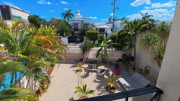 Apartment, 1 King Bed, Kitchen, Garden View | Property grounds