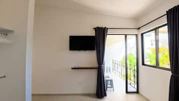 Apartment, 1 King Bed, Kitchen, Garden View