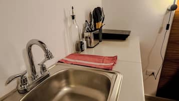 Apartment, 1 King Bed, Kitchen, Garden View | Private kitchen