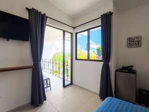 Apartment, 1 King Bed, Kitchen, Garden View | Interior