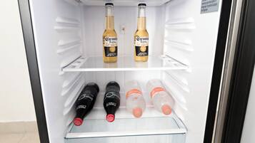 Apartment, 1 King Bed, Kitchen, Garden View | Private kitchen | Mini-fridge, microwave, stovetop, electric kettle
