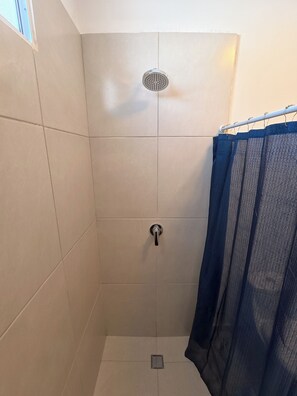 Departamento, 1 cama King size, cocina, vista al jardín | Baño | Regadera, toallas, jabón, papel de baño 