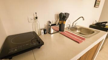 Apartment, 1 King Bed, Kitchen, Garden View | Private kitchen | Mini-fridge, microwave, stovetop, electric kettle