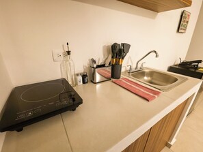 Apartment, 1 King Bed, Kitchen, Garden View | Private kitchen | Mini-fridge, microwave, stovetop, electric kettle