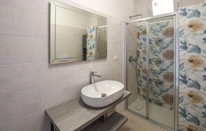 Shower - 1 bedroom cozy apartment in Ricadi (Ricadi)