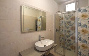 Shower - 1 bedroom cozy apartment in Ricadi (Ricadi)